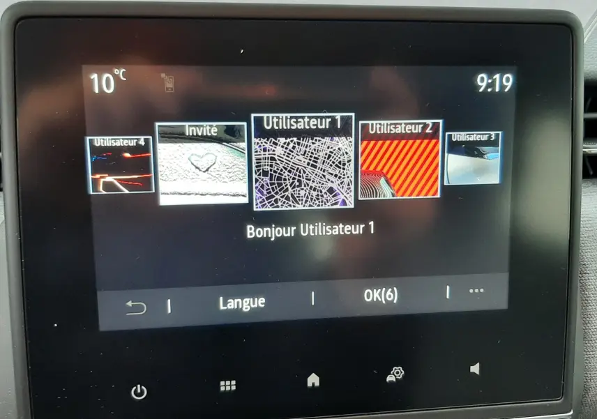 Écran tactile central de la Renault Clio V gris schiste, affichant les profils utilisateurs et la température extérieure.