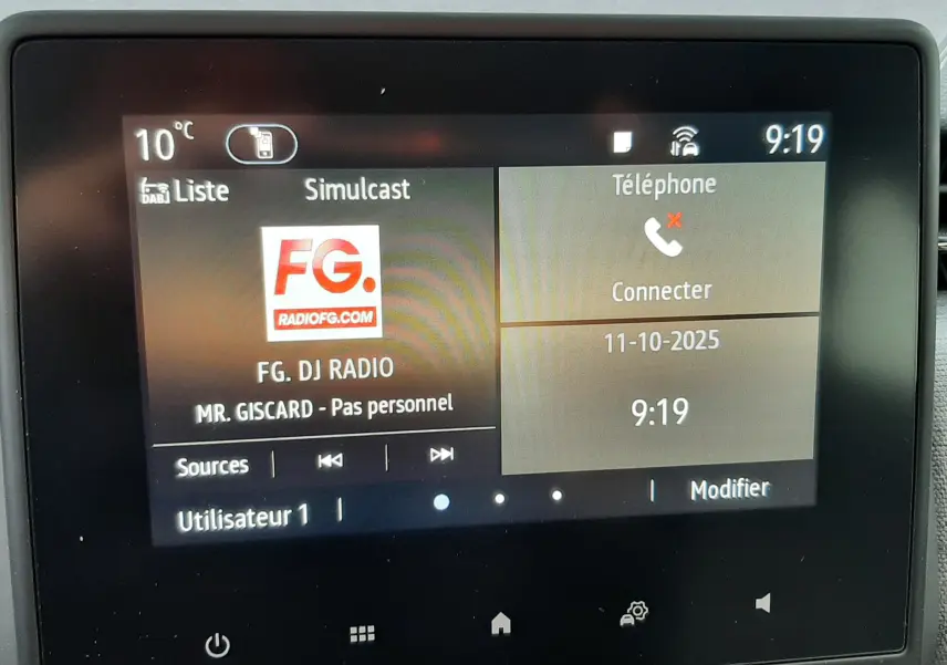 Écran tactile central de la Renault Clio V TCE 90CH Evolution affichant radio FG et menu téléphone, intérieur gris.