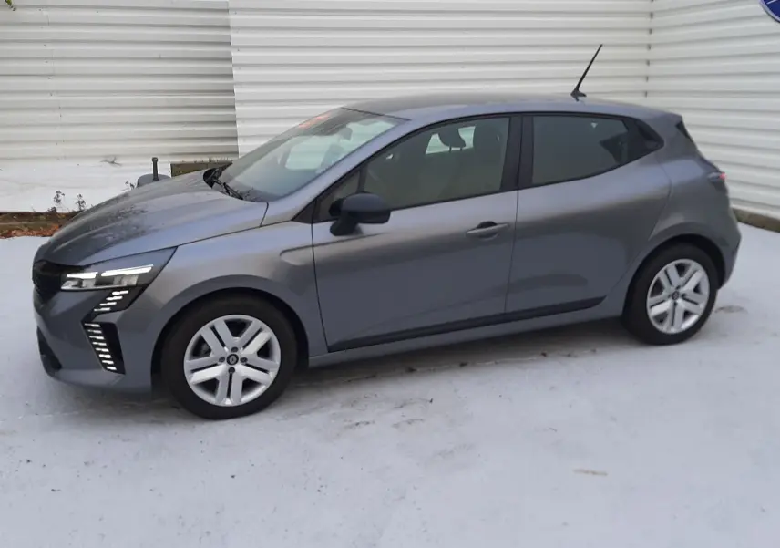 Renault Clio V TCE 90ch Evolution gris schiste vue de profil côté gauche, avec feux LED distinctifs avant.