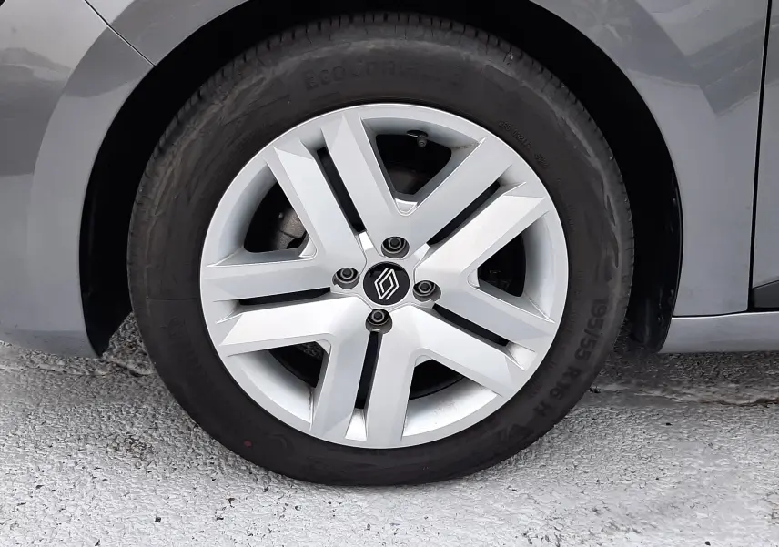 Gros plan sur la roue avant gauche de la Renault Clio V gris schiste, mettant en valeur la jante aluminium au design moderne.