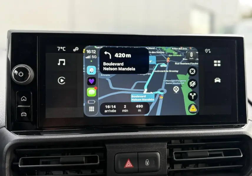 Écran tactile 10 pouces du Citroën Berlingo Van XL 2025 affichant la navigation GPS sur tableau de bord noir.