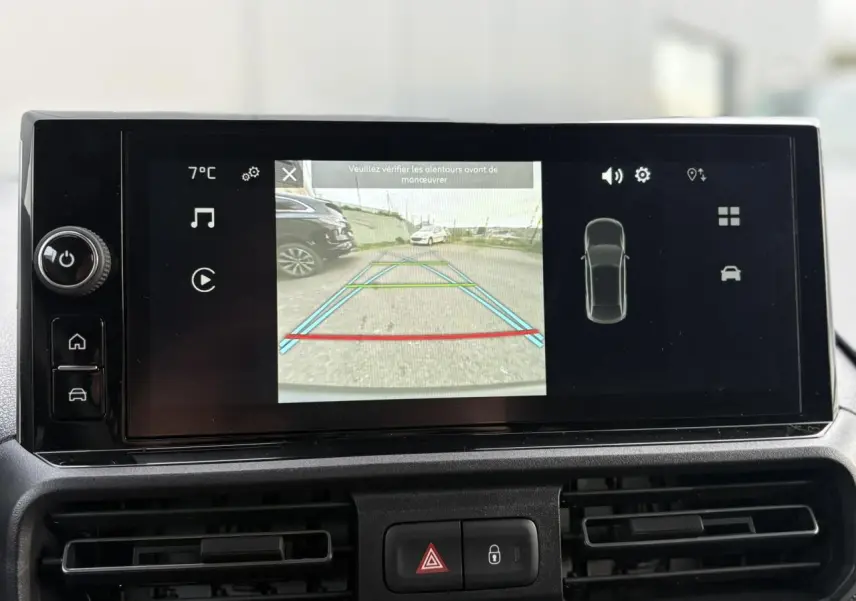 Écran tactile 10 pouces affichant la caméra de recul du Citroën Berlingo Van XL noir Perla, vue intérieure centrale.