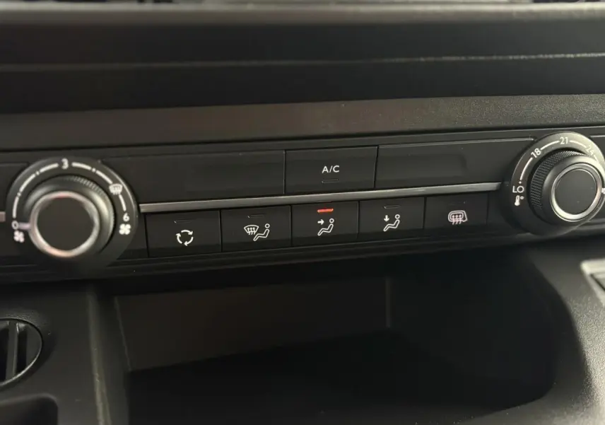 Panneau de commandes de climatisation manuelle du Citroën Berlingo Van XL noir, vue rapprochée du tableau de bord central.