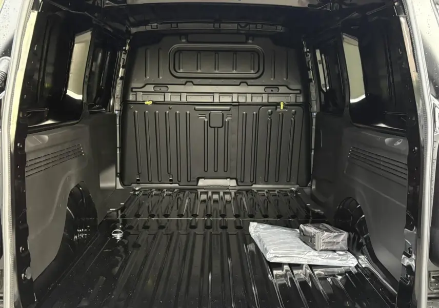 Intérieur noir Perla du coffre du Citroën Berlingo Van XL 2025, vue de l'arrière avec rangement au sol visible.