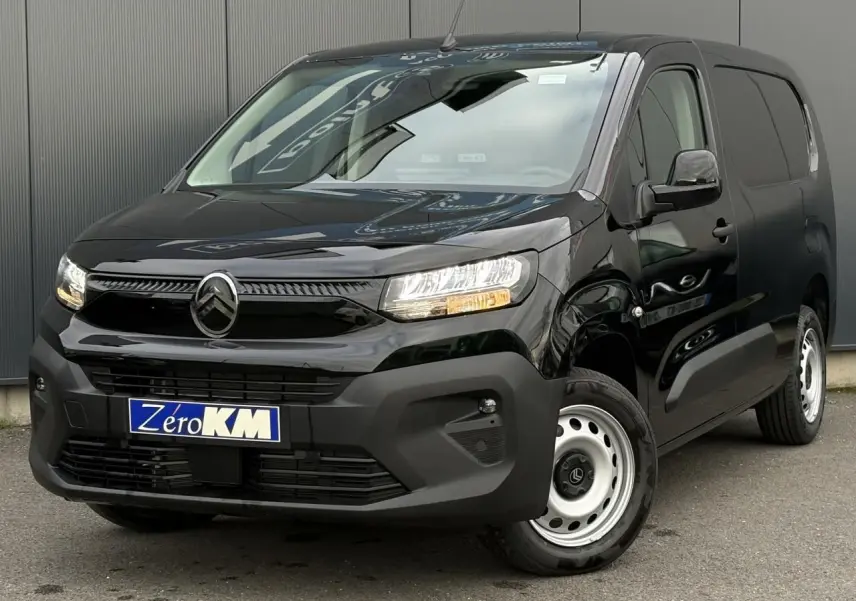 Vue 3/4 avant d'un Citroën Berlingo Van XL noir Perla avec jantes tôle grises et calandre noire brillante.