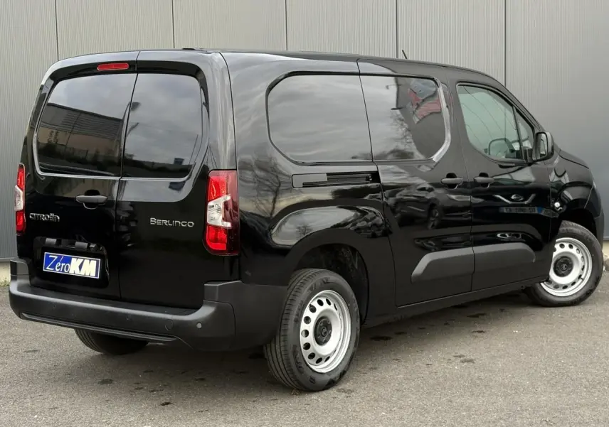 Vue 3/4 arrière droite du Citroën Berlingo Van XL noir Perla avec portes arrière battantes et jantes tôles grises.