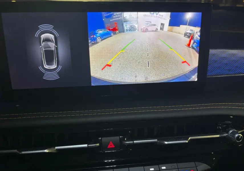 Écran intérieur montrant la caméra de recul et les capteurs de stationnement du tableau de bord d’un Alfa Romeo Tonale gris 2023.