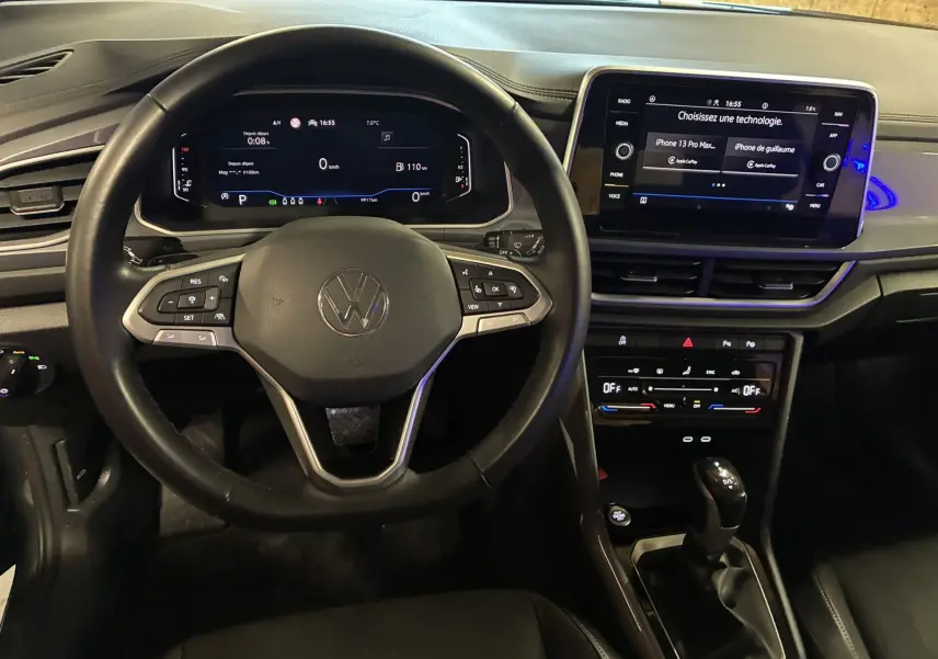 Vue intérieure centrée sur le volant noir et le tableau de bord numérique du Volkswagen T-Roc 2023 avec écran tactile.