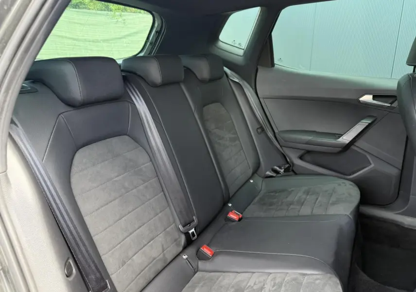 Vue intérieure côté droit des sièges arrière en cuir-alcantara noir du SEAT Arona TSI 115 DSG Xpérience 2025.
