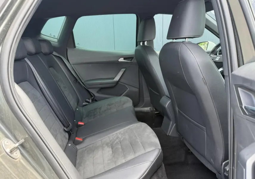 Vue intérieure côté gauche montrant les sièges arrière en cuir-alcantara noir du SEAT Arona Gris Cliff 2025.