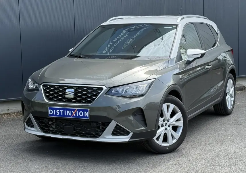 SEAT Arona gris Cliff en 3/4 avant droit, avec calandre chromée et jantes alliage 17 pouces blanches.
