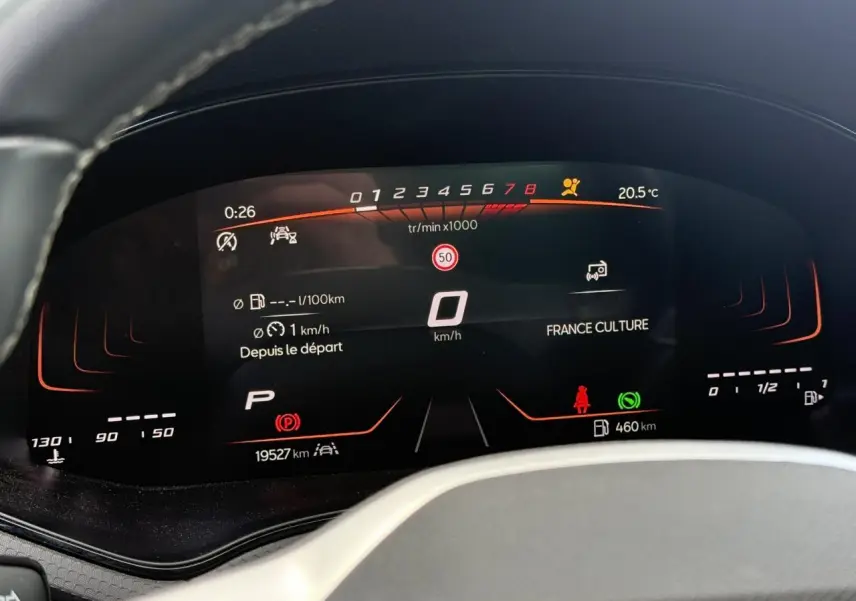 Vue rapprochée du combiné d'instruments digital 8 pouces du SEAT Arona TSI 115 DSG, affichage moderne et clair.