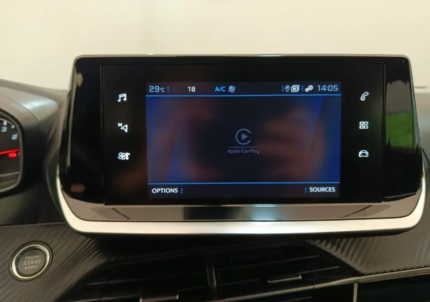 Écran tactile central de la Peugeot 2008 PureTech 100 S&S Allure Pack 2021 avec interface Apple CarPlay.