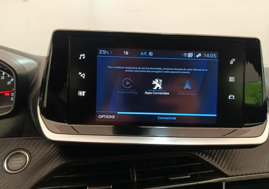 Écran tactile central du tableau de bord du Peugeot 2008 bleu, avec interface Apple CarPlay et Android Auto visible.