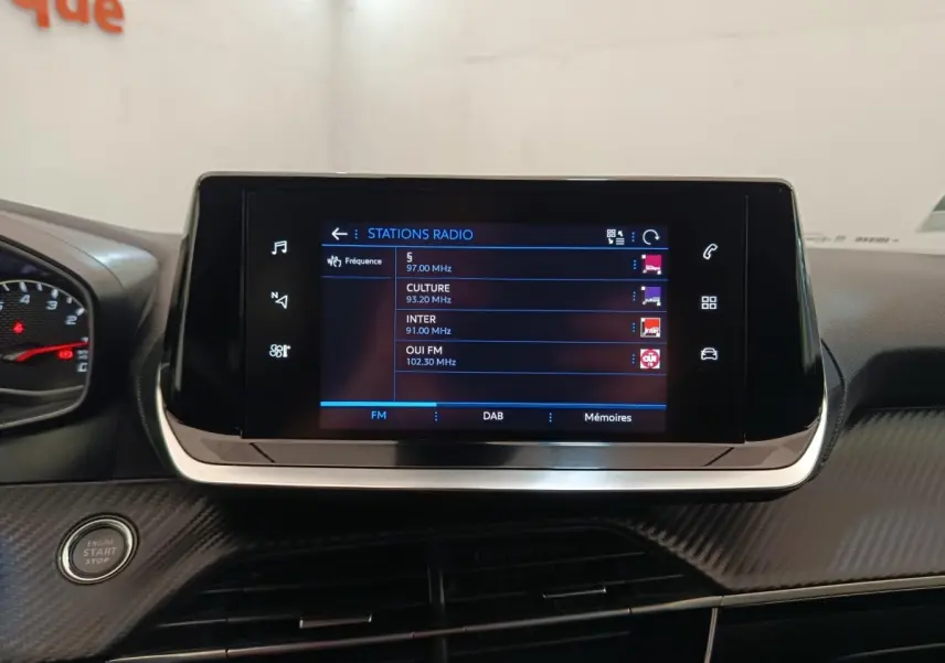 Écran tactile central affichant les stations radio dans l'habitacle du Peugeot 2008 PureTech 100 S&S Allure Pack.