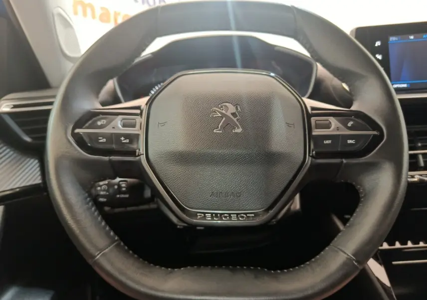 Volant cuir noir multifonctions de Peugeot 2008 PureTech 100 S&S Allure Pack, vue frontale rapprochée.