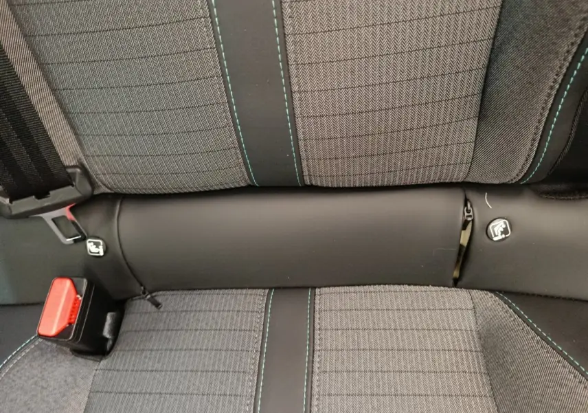 Détail de la banquette arrière grise avec surpiqûres bleues et ceinture de sécurité rouge dans Peugeot 2008 bleu 2021.