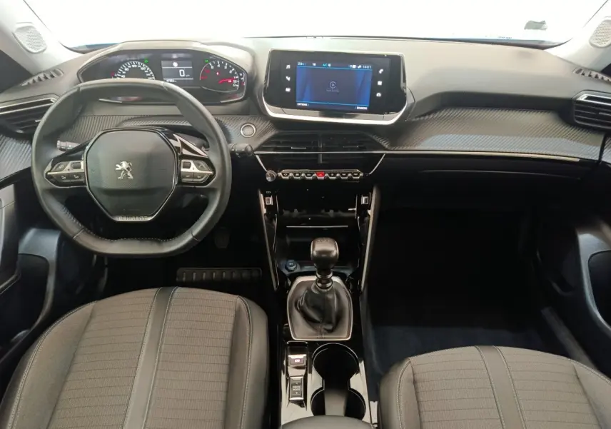 Vue intérieure avant de la Peugeot 2008 2021 avec volant cuir multifonctions et écran tactile central.