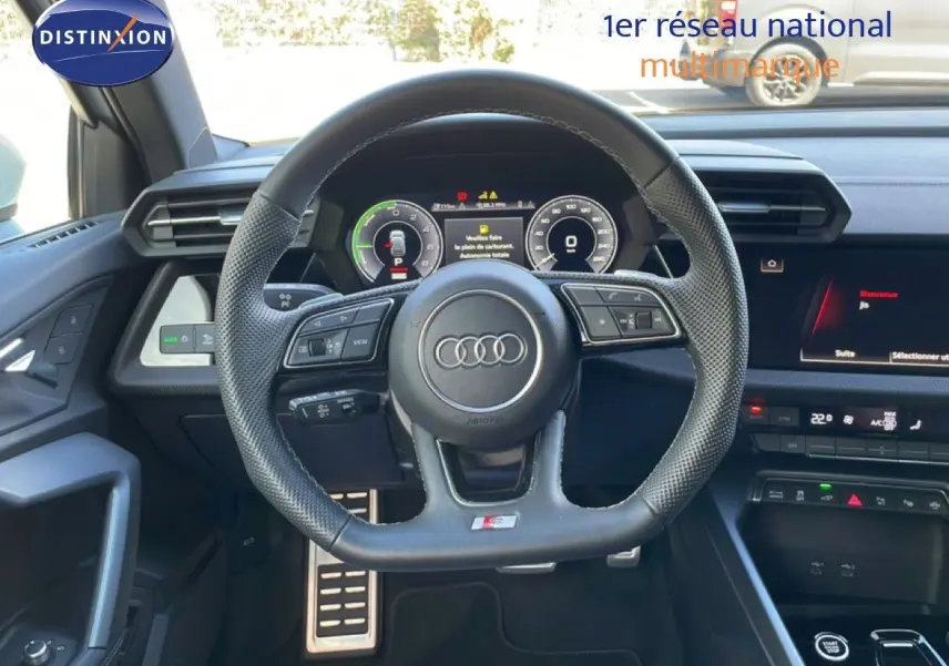 Vue intérieure centrée sur le volant cuir perforé et le tableau de bord numérique de l'Audi A3 Sportback 2025.