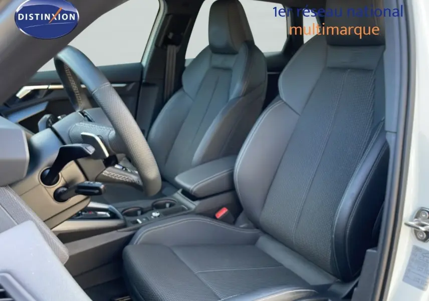 Vue intérieure côté conducteur de l’Audi A3 Sportback 40 TFSIe 2025, sièges gris noir en tissu et cuir, volant multifonction.