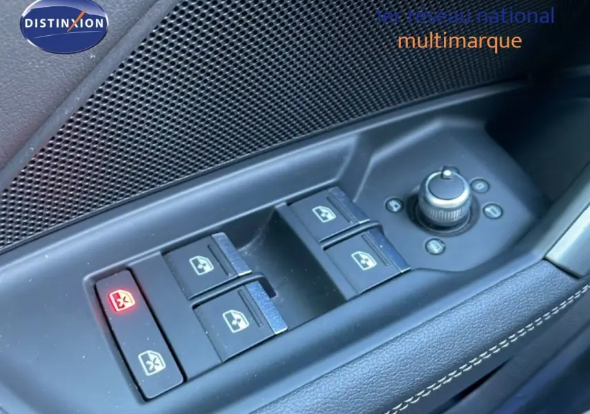 Gros plan sur les commandes des vitres électriques et du réglage des rétroviseurs côté conducteur d'une Audi A3 Sportback blanc Ibis.