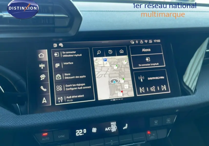 Écran tactile central de l’Audi A3 Sportback blanc Ibis 2025, affichant navigation et commandes multimédia.