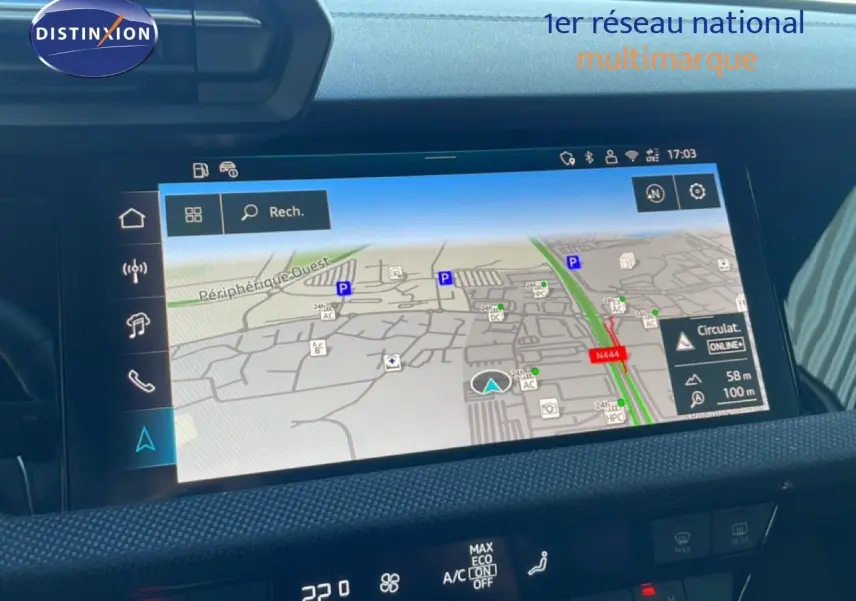 Vue rapprochée de l'écran de navigation intérieur de l'Audi A3 Sportback blanc Ibis, affichant une carte détaillée avec circulation en ligne.