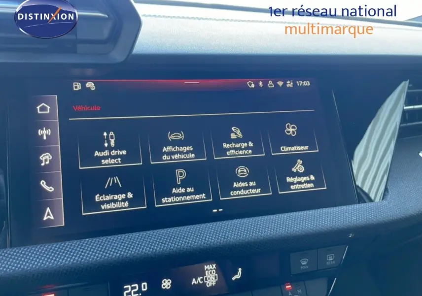 Écran tactile central de l’Audi A3 Sportback blanc Ibis 2025, vue intérieure du tableau de bord moderne.