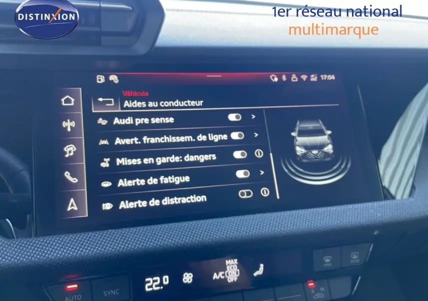 Vue rapprochée de l’écran tactile intérieur de l’Audi A3 Sportback 2025 blanc ibis, affichant les aides à la conduite.
