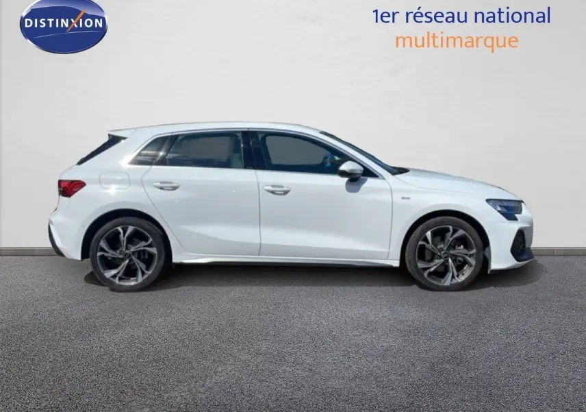 Audi A3 Sportback blanc Ibis vue de profil côté gauche, avec jantes alliage et finition S-Line visible.