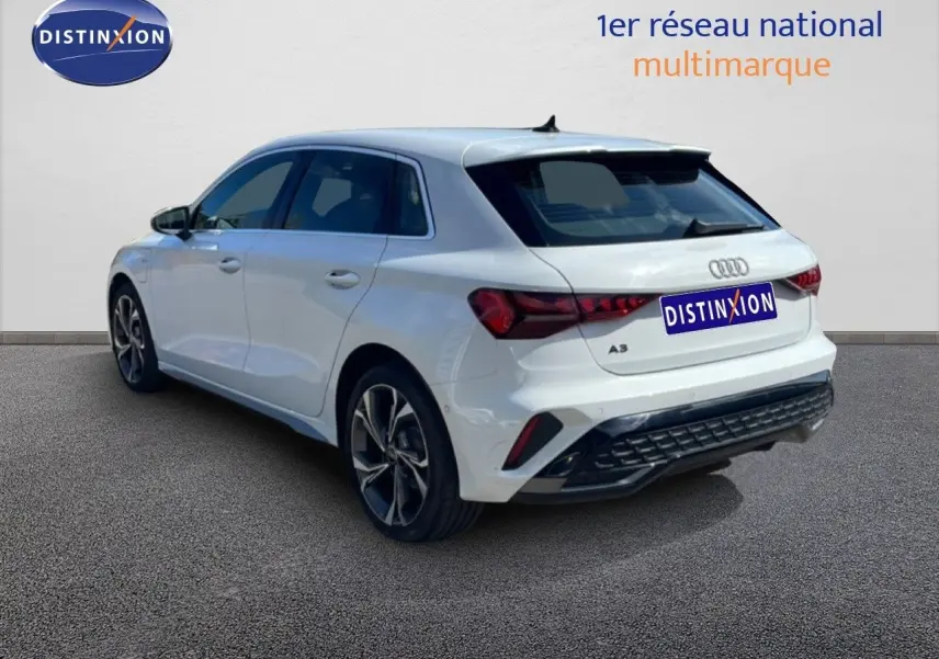 Audi A3 Sportback blanc Ibis vue 3/4 arrière droit, hybride rechargeable avec jantes alliage distinctives.