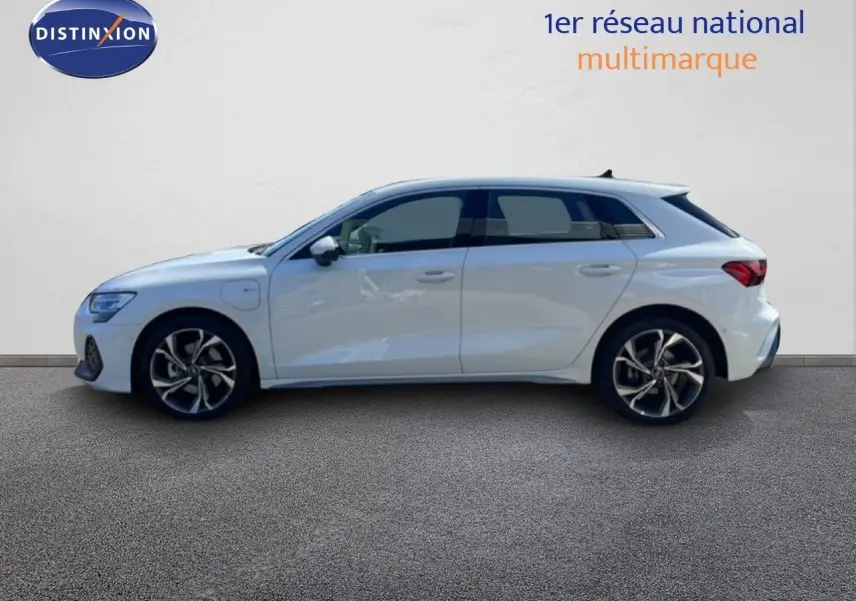 Profil droit d'une Audi A3 Sportback 40 TFSIe blanche Ibis, hybride rechargeable, avec jantes alliage et vitres teintées.