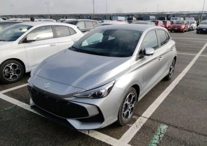 MG3 1.5 Hybrid+ 195 Luxury argent silver en 3/4 avant droit sur parking avec jantes alliage distinctives.