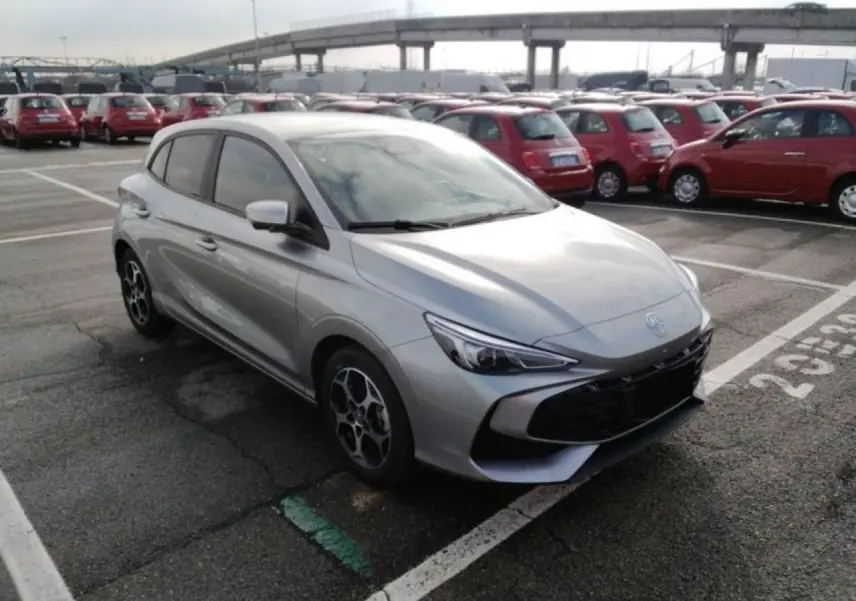 Vue 3/4 avant droite d'une MG3 1.5 Hybrid+ 195 Luxury argent métallisé avec jantes alliage et phares LED.