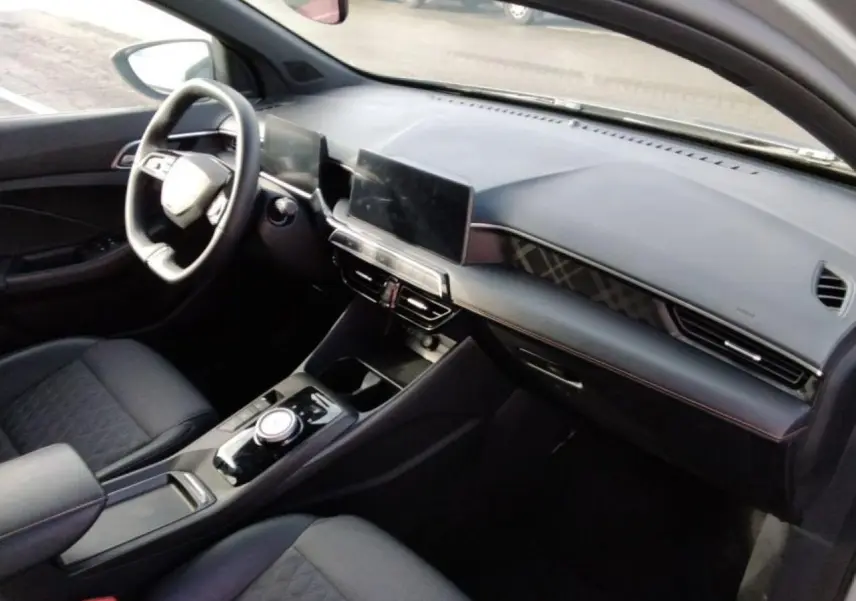 Vue intérieure côté conducteur du tableau de bord noir et écran tactile central du MG3 1.5 Hybrid+ 195 Luxury 2025.
