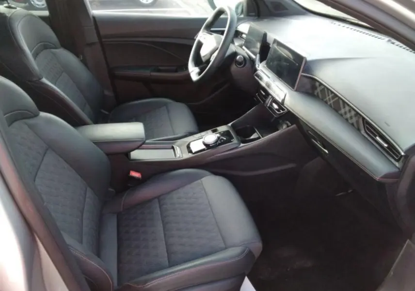 Vue intérieure côté conducteur du MG3 1.5 Hybrid+ 195 Luxury avec sellerie tissu/similicuir noire et tableau de bord moderne.