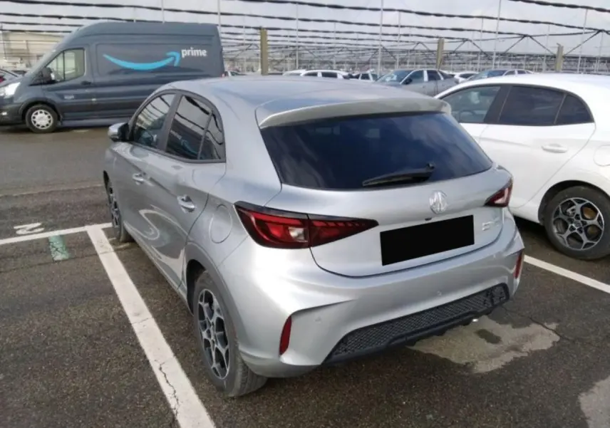 Vue 3/4 arrière droite d'une MG3 1.5 Hybrid+ 195 Luxury argent métallisé avec vitres teintées et jantes alliage.