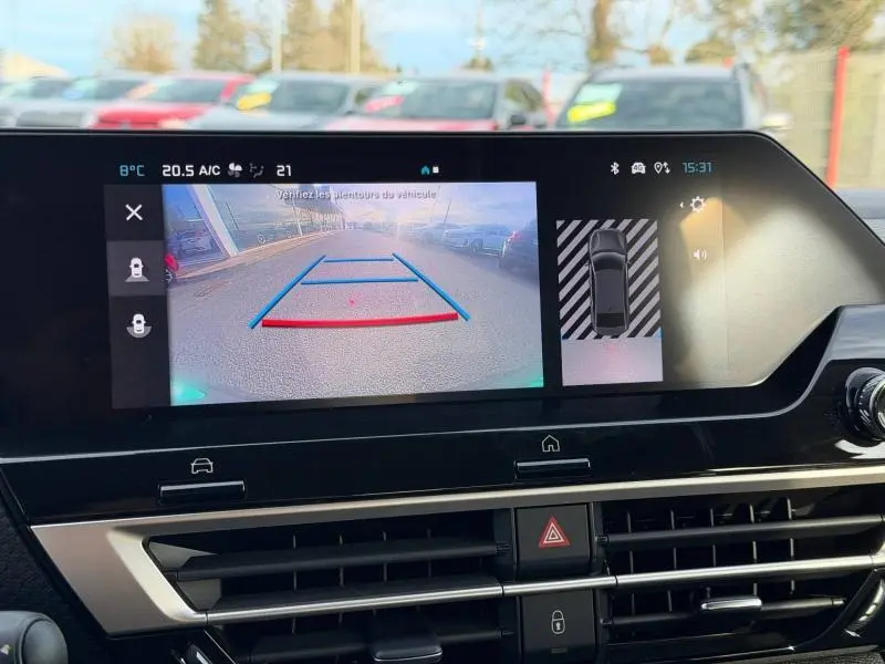 Vue de l'écran intérieur du Citroën C4 X 2025 montrant la caméra de recul avec guidage et vue 360 en gris Mercury.