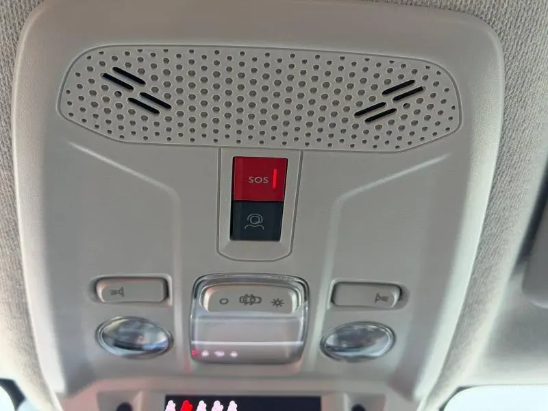 Détail du plafonnier intérieur gris clair du Citroën C4 X 2025 avec bouton SOS rouge et commandes d’éclairage.