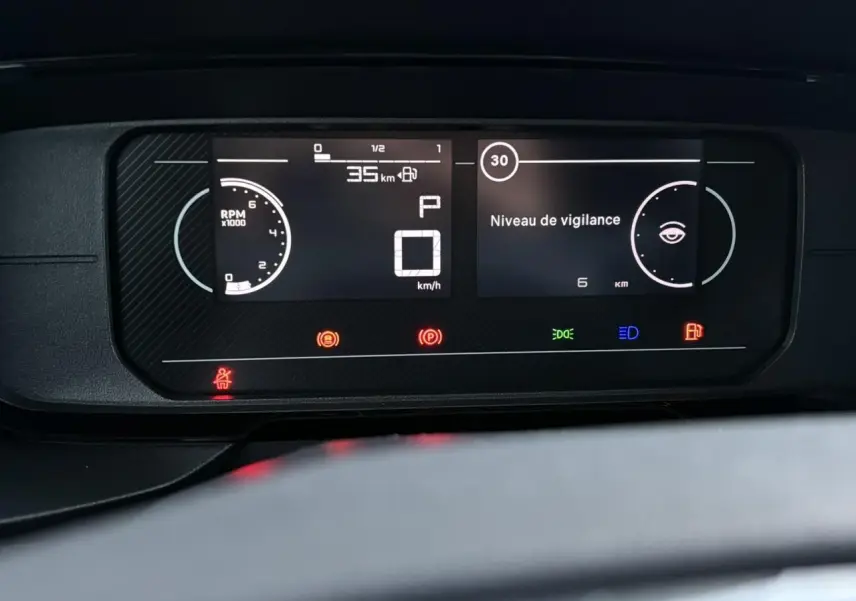 Tableau de bord numérique du Citroën Berlingo Van XL gris Artense, affichant la vigilance et la vitesse à l'arrêt.