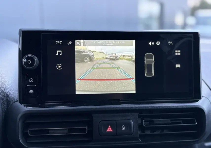 Écran tactile central du Citroën Berlingo 2025 montrant la caméra de recul avec guidage coloré.