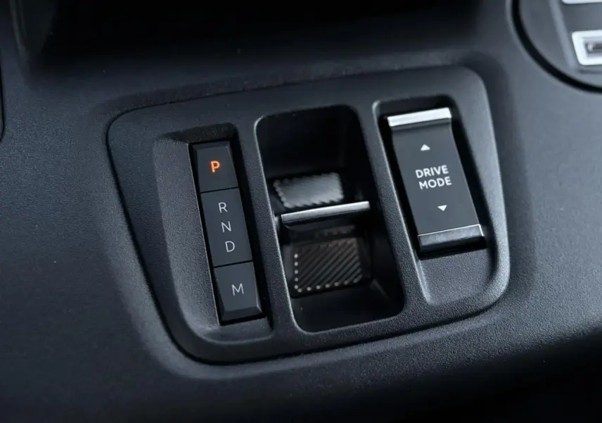 Gros plan sur la console centrale du Citroën Berlingo 2025 avec boutons de boîte auto et sélection mode de conduite.