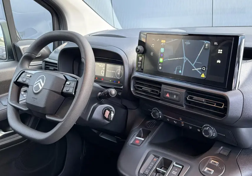 Vue intérieure du tableau de bord du Citroën Berlingo Van XL 2025 avec écran tactile et volant multifonctions noir.
