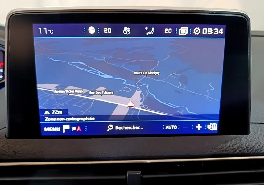 Écran tactile 8 pouces du tableau de bord du Peugeot 5008 gris clair affichant la navigation GPS en mode nuit