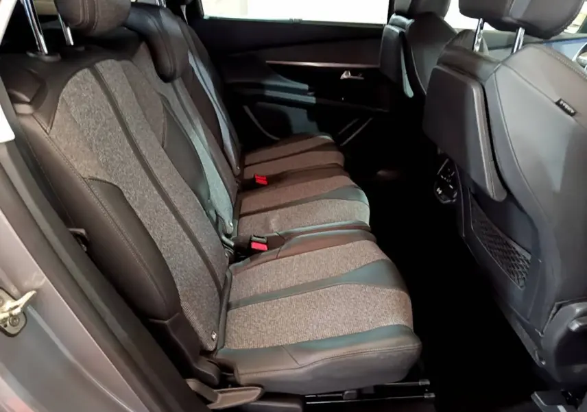Vue latérale des sièges arrière gris et tissu noir du Peugeot 5008 Puretech 130 Allure 2020, avec appuie-têtes et ceintures visibles.