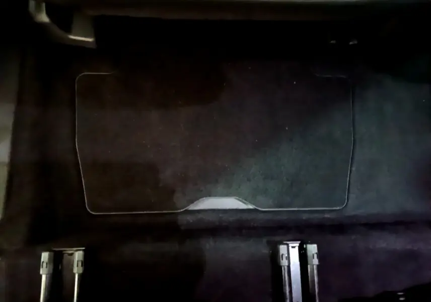 Gros plan sur le plancher plat noir de la 3ème rangée de sièges amovibles du Peugeot 5008 gris clair 2020