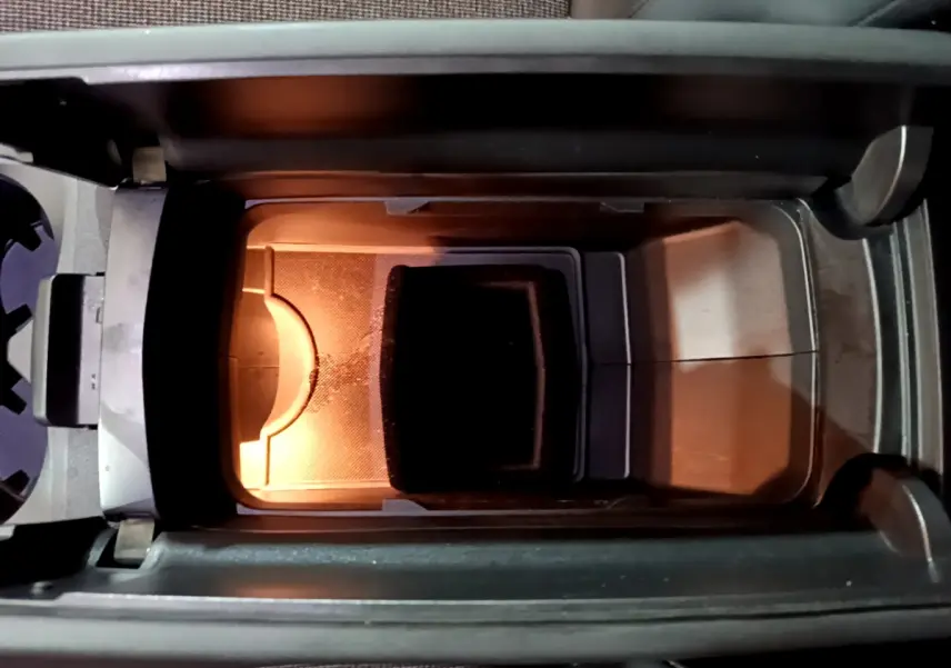 Vue plongeante sur le rangement central intérieur éclairé du Peugeot 5008 gris clair, version Puretech 130 S&S EAT8 Allure.