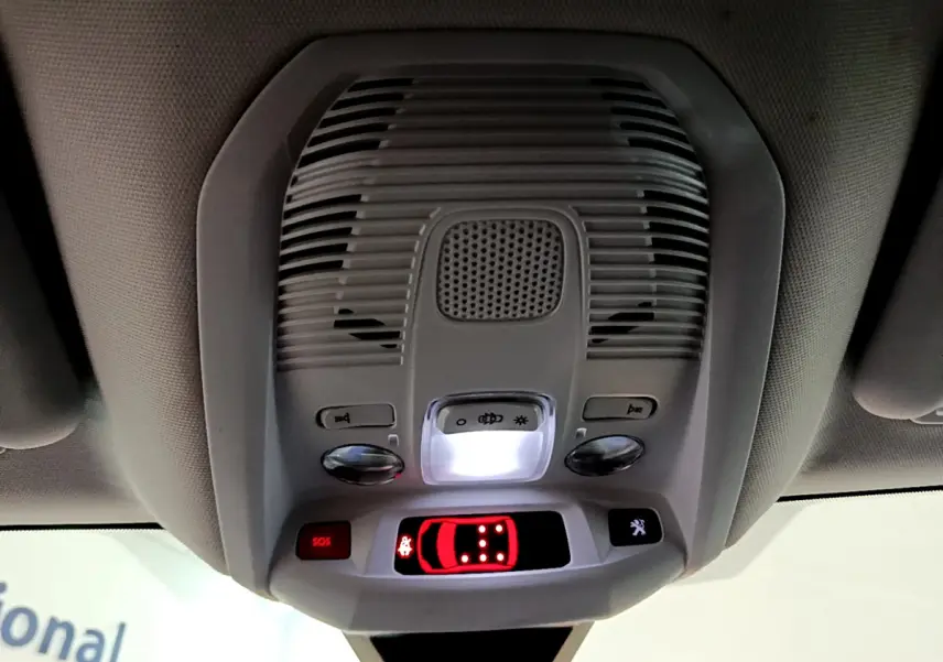 Vue en contre-plongée du plafonnier gris clair avec commandes lumineuses et bouton SOS du Peugeot 5008 2020.