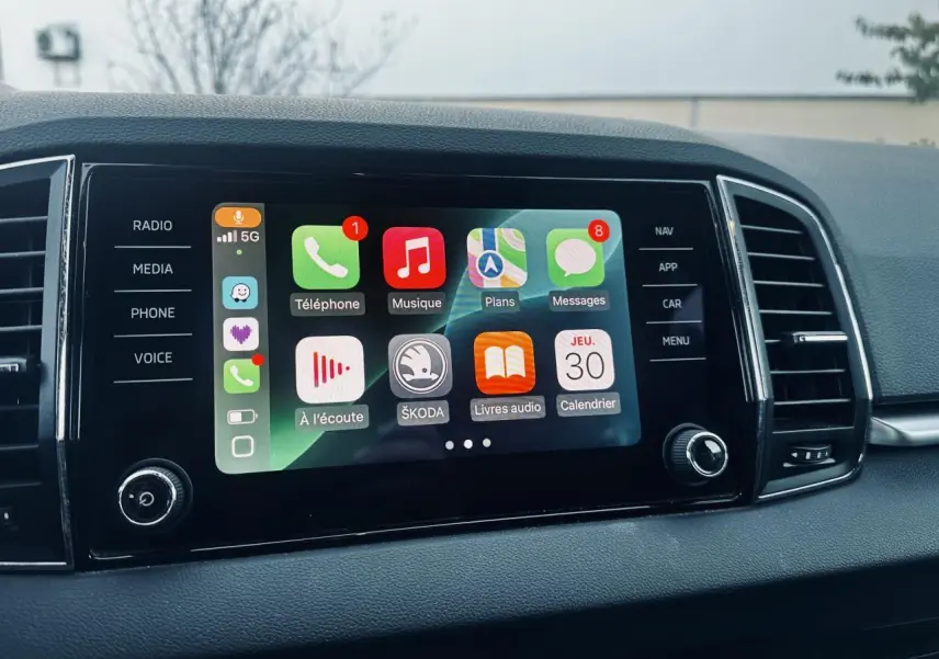 Écran tactile central du tableau de bord du Skoda Karoq 2024 avec interface Apple CarPlay affichée.