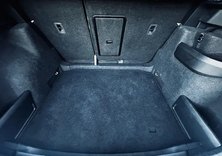 Vue intérieure du coffre spacieux et tapissé en noir du Skoda Karoq 2024 version 2.0 TDI Selection.